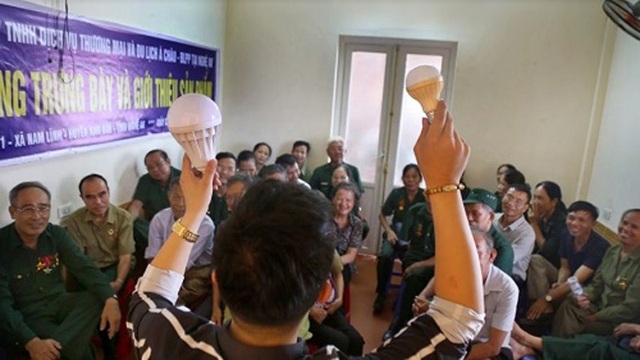 Chủ tịch tỉnh yêu cầu ngăn chặn ngay việc lợi dụng tri ân để "moi" tiền dân - 2 Lợi dụng việc tổ chức tham quan tri ân, nhân viên Công ty Á Châu thuyết trình, bán sản phẩm cho các CCB huyện Hương Sơn.
