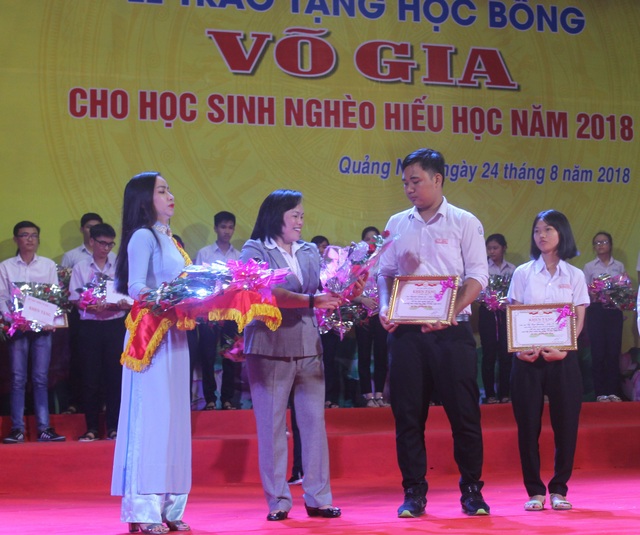 Quảng Ngãi: Trao 280 suất học bổng đến học sinh nghèo hiếu học - 1
Quỹ học bổng Võ Gia trao 280 suất học bổng tổng trị giá 2,8 tỷ đồng đến học sinh nghèo hiếu học của tỉnh Quảng Ngãi