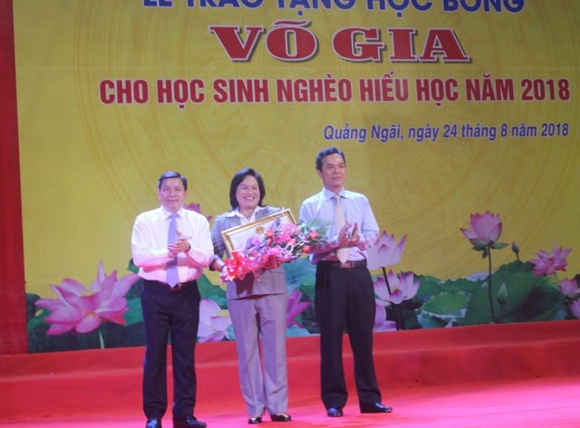 Quảng Ngãi: Trao 280 suất học bổng đến học sinh nghèo hiếu học - 2 Lãnh đạo tỉnh Quảng Ngãi trao bằng khen cho Quỹ học bổng Võ Gia