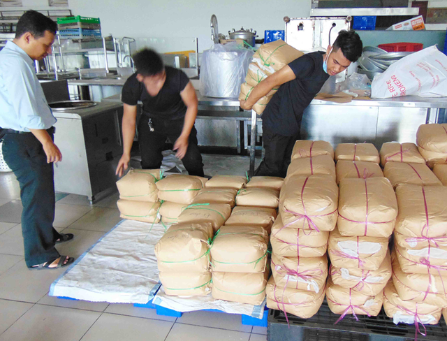 Bà Phong Lan: Chưa kết luận cơm tấm Kiều Giang đúng hay sai - 1 Tạm niêm phong số phụ gia chưa có chứng từ tại cơm tấm Kiều Giang (652 xa lộ Hà Nội, phường Phước Long B, quận 9, TP.HCM). Ảnh: TRẦN NGỌC