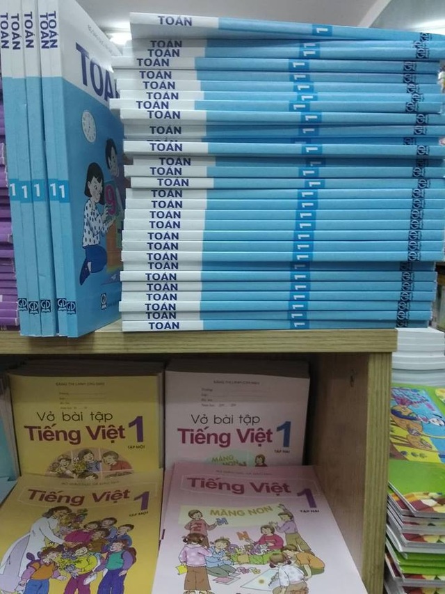 Yêu cầu cung ứng SGK cả ngày lễ và buổi tối - 2
Chỉ một số cuốn sách bài tập đầu cấp được nhân viên hẹn người mua quay lại vào buổi chiều sẽ có do sách đang được vận chuyển đến. (Ảnh: Mỹ Hà)