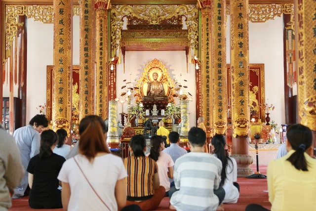 Mùa lễ Vu Lan trên đất Cố đô - 1 Nhiều người dân lên chùa vào ngày này để cầu chúc cho cha mẹ luôn bình an, sức khoẻ, sống mãi bên con cháu