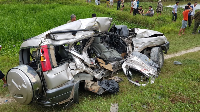 Vụ về quê ăn rằm bị tàu đâm thương vong: 2 người còn lại tiên lượng nặng - 1
Hiện trường chiếc xe 7 chỗ bị tàu đâm, làm 2 người chết, 2 người bị thương. Hiện cả hai nạn nhân này đang được cấp cứu tại BVHNĐK Nghệ An.