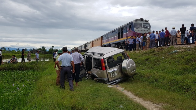 Về quê ăn rằm tháng Bảy, 4 người bị tàu đâm thương vong - 4 Về quê ăn rằm tháng Bảy, 4 người bị tàu đâm thương vong - 4