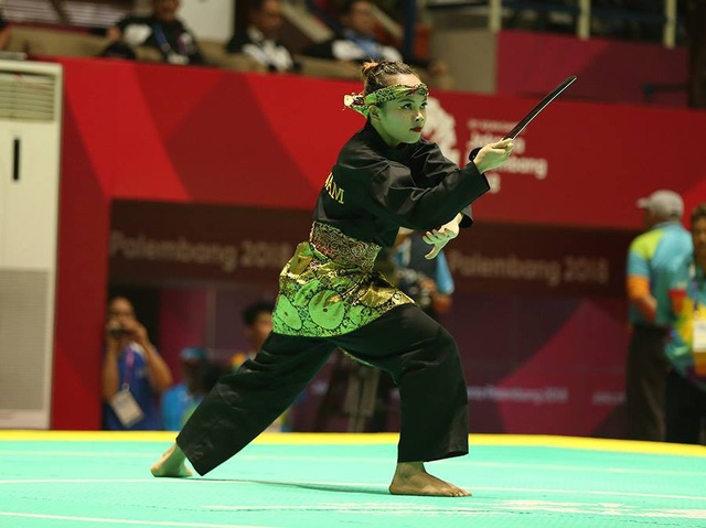 Kết quả thi đấu Asiad 2018 ngày 25/8: Karate giành HCB, Tú Chinh vào bán kết - 31
Đội tuyển Pencak Silat Việt Nam thi đấu vòng loại biểu diễn nữ buổi sáng ngày 25/8