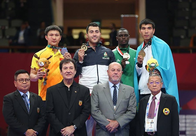 Kết quả thi đấu Asiad 2018 ngày 25/8: Karate giành HCB, Tú Chinh vào bán kết - 2
Minh Phụng (vàng) trên bục nhận HCB đầu tiên cho Karate Việt Nam