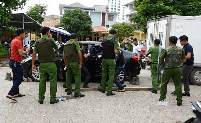 Liều lĩnh cầm dao "đại náo" trụ sở công an - 1 Lực lượng công an khống chế đối tượng Hải sau 2 giờ cố thủ trên xe. (Ảnh CAQB)
