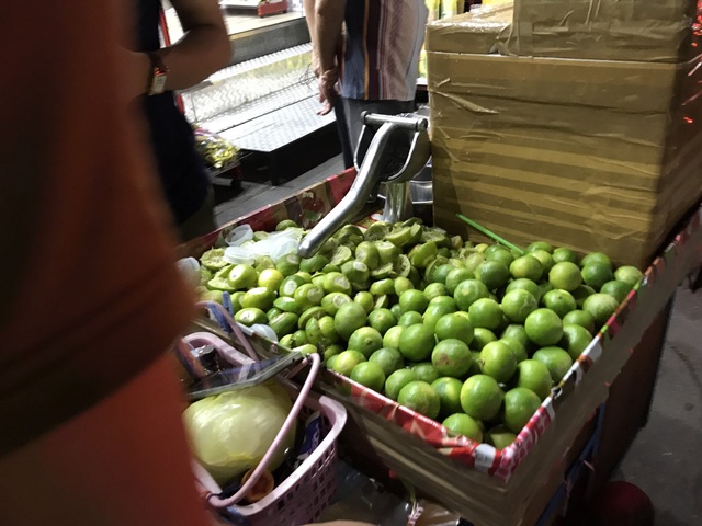 Bỏ túi vài chục triệu đồng/tháng nhờ bán chanh muối ở chợ đêm Thái Lan - 1 Chanh Thái Lan đang vào mùa nên có giá chỉ 2 bạt/quả