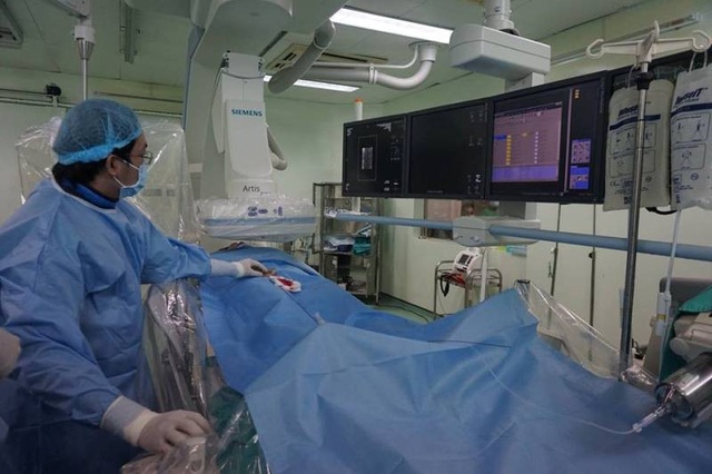 Mất máu cấp vì chảy máu mũi không cầm - 1 Các bác sĩ thực hiện can thiệp nội mạch cứu sống bệnh nhân T.