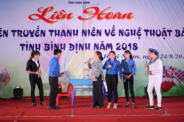 Khơi dậy tình yêu Bài Chòi trong thanh niên - 4 Rủ nhau đi đánh Bài Chòi/ Để cho con khóc đến lòi rún ra...