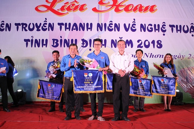 Khơi dậy tình yêu Bài Chòi trong thanh niên - 7 Ban tổ chức trao giải A cho Đoàn TP Quy Nhơn.