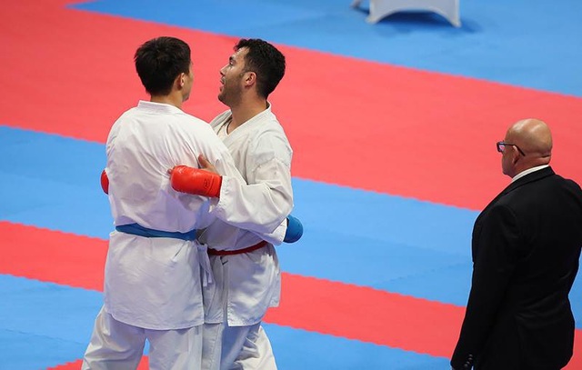 Kết quả thi đấu Asiad 2018 ngày 25/8: Karate giành HCB, Tú Chinh vào bán kết - 6
Minh Phụng và đối thủ Ganjzadeh Sajad sau khi kết thúc trận đấu