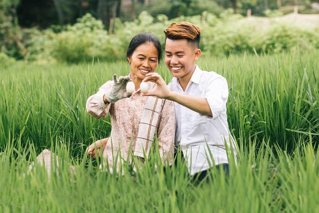 9X “khoe” bộ ảnh tình cảm bên người mẹ nông dân ngày Vu Lan - 9 9X “khoe” bộ ảnh tình cảm bên người mẹ nông dân ngày Vu Lan - 9