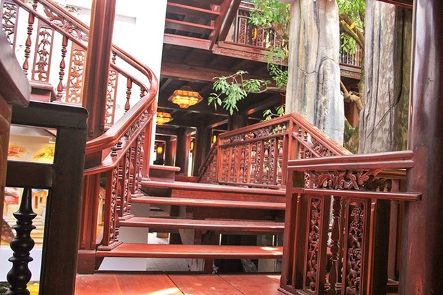 Ngôi nhà gỗ độc nhất vô nhị của ông lão 73 tuổi tại Hà Tĩnh - 3
Chủ nhân ngôi nhà tiết lộ, thời trai trẻ, ông ấp ủ làm một ngôi nhà bằng gỗ và ước mơ ấy chỉ được thực hiện cách đây hơn 3 năm. “Nó vừa để lại dấu ấn riêng, cũng là cách để mình rèn luyện ý chí phải làm bằng được” – ông Lân nói.