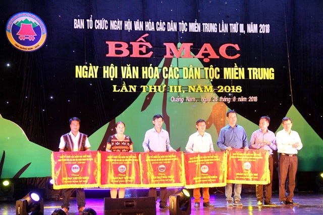 Bế mạc lễ hội văn hóa các dân tộc miền Trung lần thứ III - 1 Ban tổ chức trao giải cho các đội đạt thành tích