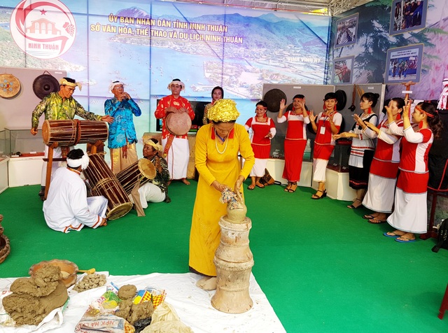 Bế mạc lễ hội văn hóa các dân tộc miền Trung lần thứ III - 2 Đồng bào Chăm tỉnh Ninh Thuận trình diễn làm gốm bằng tay trong những ngày diễn ra lễ hội