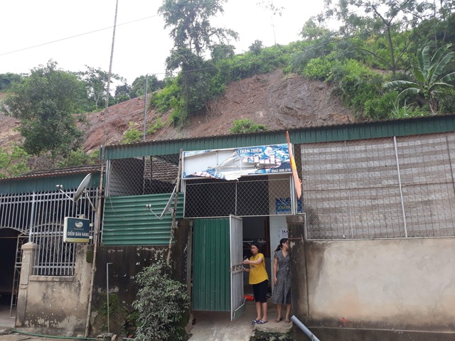 Quốc lộ 7 sạt lở nham nhở sau lũ - 6 Nhà của một số hộ dân ở khu vực thị trấn Mường Xén bị đất đá sạt lở gây nguy hiểm.