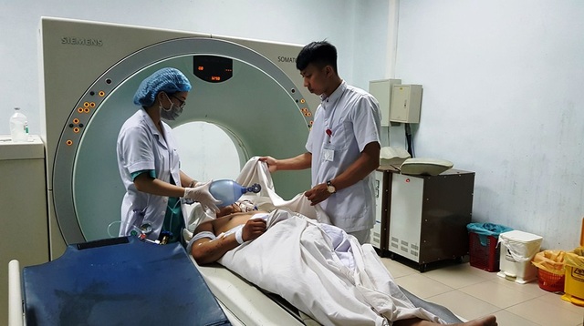 Vụ về quê ăn rằm bị tàu đâm thương vong: 2 người còn lại tiên lượng nặng - 3 Lái xe Nguyễn Duy Trung được các bác sĩ chăm sóc tại bệnh viện đa khoa Nghệ An.