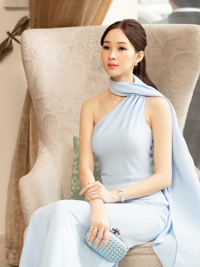 Hoa hậu Đặng Thu Thảo lần đầu “tái xuất” sau khi sinh con - 5 Lần đầu tiên chia sẻ về sự thay đổi của bản thân khi sinh con, Đặng Thu Thảo cho biết thời gian mang thai sẽ làm da của người phụ nữ thay đổi nhiều nên cô luôn chăm sóc da kỹ lưỡng, để mình luôn cảm thấy tự tin, xinh đẹp.