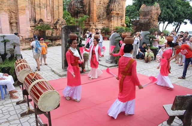 Vẻ đẹp đồng bào Chăm qua lễ hội bên cửa sông Cái Nha Trang - 2 Vẻ đẹp đồng bào Chăm qua lễ hội bên cửa sông Cái Nha Trang - 2
