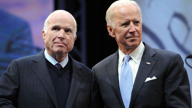 Lãnh đạo thế giới tiếc thương ông John McCain - 1
Ông John McCain và ông Joe Biden (Ảnh: AFP)