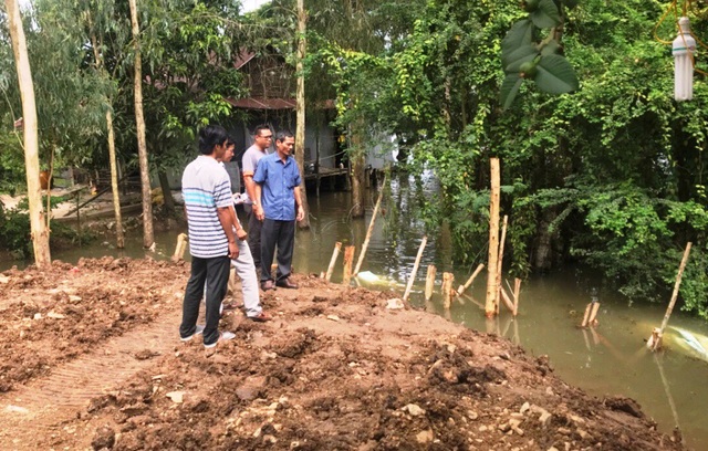Vỡ cống kiểm soát lũ, người dân căng mình vá đến 23h đêm - 2 Ông Phan Văn Sương - Chủ tịch UBND huyện Tri Tôn (áo xanh) đến kiểm tra thực địa miệng cống vừa được vá lại sau sự cố bị vỡ vào 15h chiều ngày 25/8