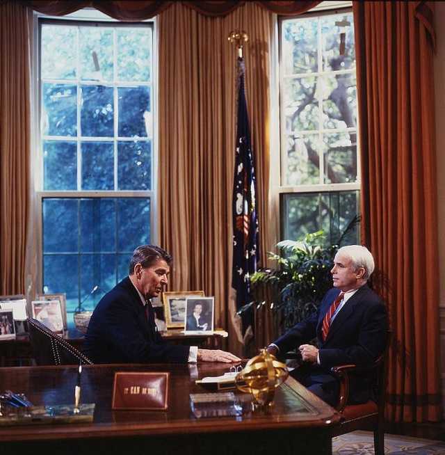 Sau khi giải ngũ, ông McCain dấn thân vào con đường chính trị. Ông trở thành hạ nghị sĩ bang Arizona năm 1982 và Thượng nghị sĩ bang Arizona năm 1986. Trong ảnh: Ông McCain trò chuyện với cựu Tổng thống Mỹ Ronald Reagan tại Nhà Trắng.