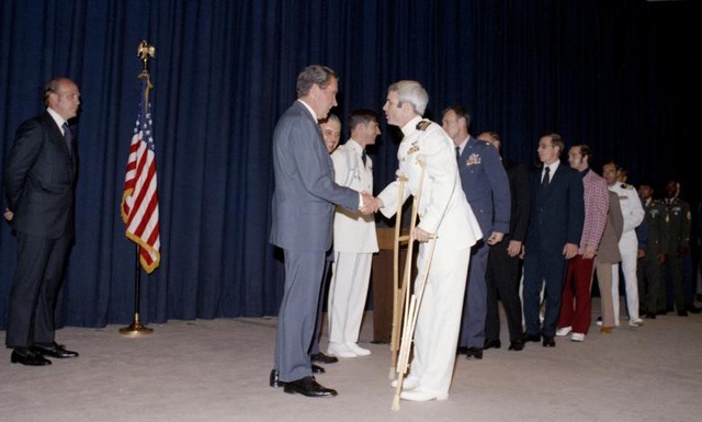 Cuộc đời thăng trầm của “người hùng nước Mỹ” John McCain - 4 Năm 1973, ông được trao trả tự do theo Hiệp định Paris. Trong ảnh: Cựu Tổng thống Mỹ Richard Nixon (trái) bắt tay ông McCain sau khi ông trở về Mỹ.