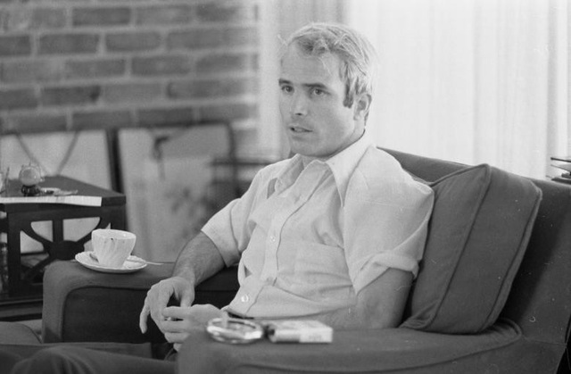 Cuộc đời thăng trầm của “người hùng nước Mỹ” John McCain - 5 Ông McCain trong bài trả lời phỏng vấn về trải nghiệm ở Việt Nam năm 1973. Ông đã trải qua 2 lần kết hôn với 2 người vợ Carol Shepp (từ năm 1965-1980) và Cindy Lou Hensley (1980-nay).