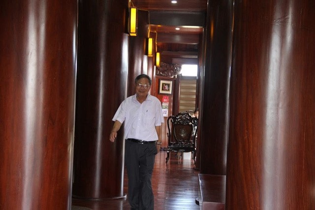 Ông Nguyễn Văn Lân, chủ nhân của căn nhà gỗ nổi tiếng. Ông Lân từng là chủ một doanh nghiệp xây dựng có tiếng ở Hà Tĩnh.