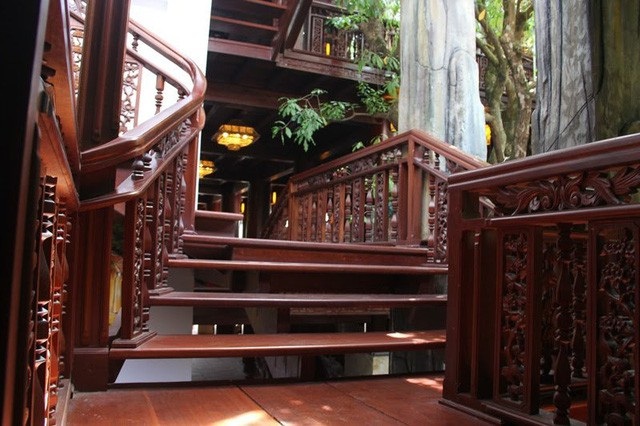 Ngôi nhà gỗ 5 tầng 30 tỷ độc nhất vô nhị Việt Nam của lão gia Hà Tĩnh - 3 Gác bậc thang dẫn lên các tầng được chạm trổ tinh tế.