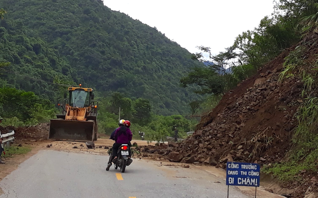 Quốc lộ 7 sạt lở nham nhở sau lũ - 14 Khắc phục sạt lở tại xã Lưu Kiền - huyện Tương Dương.