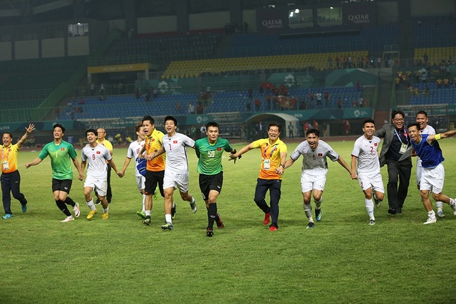 Giành vé vào bán kết, Olympic Việt Nam ăn mừng đầy cảm xúc cùng cổ động viên - 15
Niềm hạnh phúc vô bờ bến của các cầu thủ Olympic Việt Nam