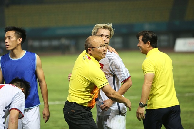 Giành vé vào bán kết, Olympic Việt Nam ăn mừng đầy cảm xúc cùng cổ động viên - 13 Giành vé vào bán kết, Olympic Việt Nam ăn mừng đầy cảm xúc cùng cổ động viên - 13