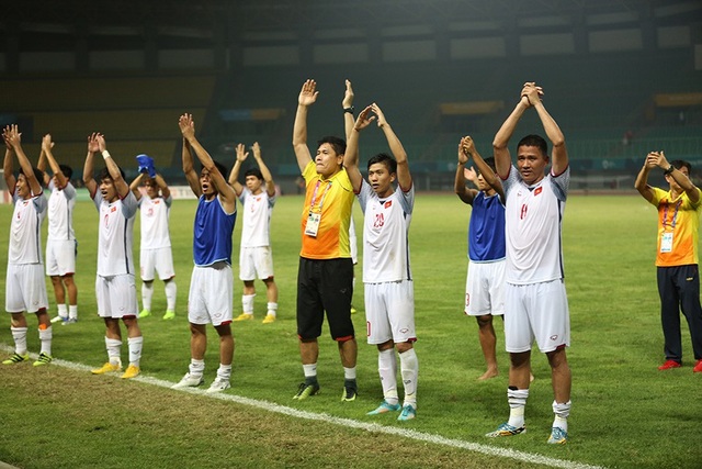Giành vé vào bán kết, Olympic Việt Nam ăn mừng đầy cảm xúc cùng cổ động viên - 10 Giành vé vào bán kết, Olympic Việt Nam ăn mừng đầy cảm xúc cùng cổ động viên - 10