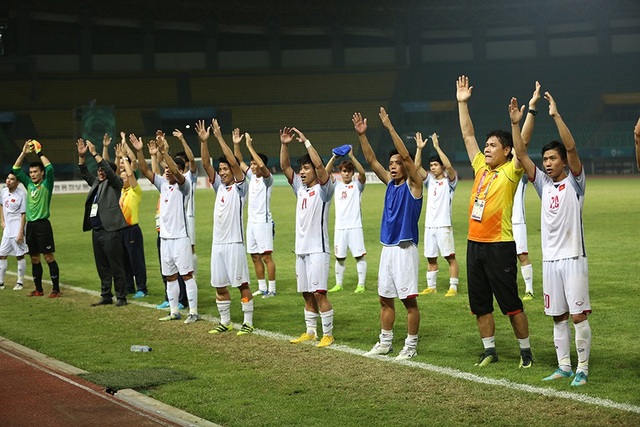 Giành vé vào bán kết, Olympic Việt Nam ăn mừng đầy cảm xúc cùng cổ động viên - 9 Giành vé vào bán kết, Olympic Việt Nam ăn mừng đầy cảm xúc cùng cổ động viên - 9