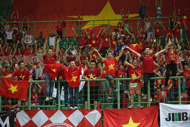 Giành vé vào bán kết, Olympic Việt Nam ăn mừng đầy cảm xúc cùng cổ động viên - 8