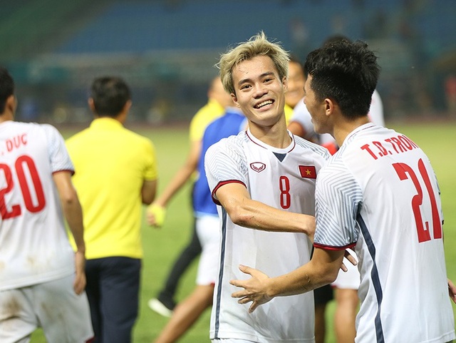 Giành vé vào bán kết, Olympic Việt Nam ăn mừng đầy cảm xúc cùng cổ động viên - 7 Giành vé vào bán kết, Olympic Việt Nam ăn mừng đầy cảm xúc cùng cổ động viên - 7