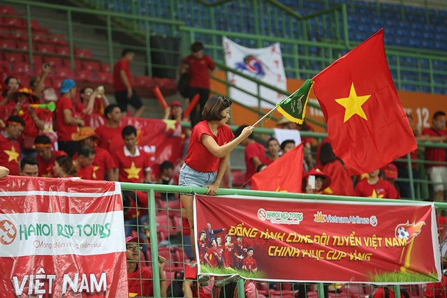 Giành vé vào bán kết, Olympic Việt Nam ăn mừng đầy cảm xúc cùng cổ động viên - 3 Giành vé vào bán kết, Olympic Việt Nam ăn mừng đầy cảm xúc cùng cổ động viên - 3