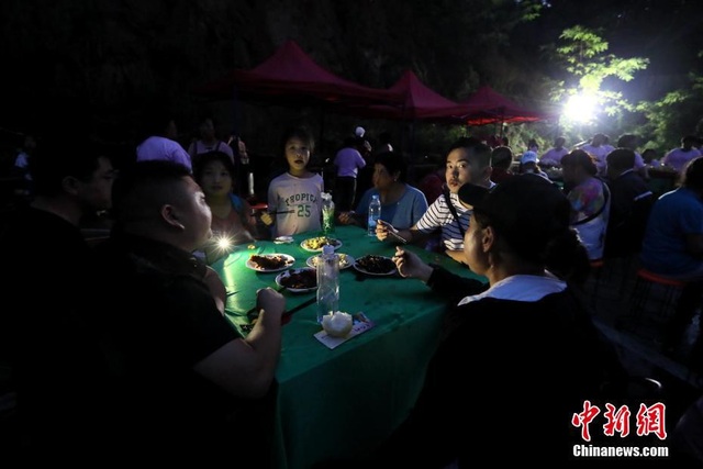 Hàng chục nghìn khách Trung Quốc đổ xô đi ăn tiệc giá rẻ từ sáng sớm đến tối mịt - 7 Thực khách đến ăn từ sáng sớm tới tối muộn