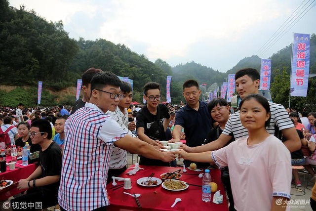 Hàng chục nghìn khách Trung Quốc đổ xô đi ăn tiệc giá rẻ từ sáng sớm đến tối mịt - 5 Ước tính, bữa tiệc thu hút hơn 20.000 khách tới tham dự