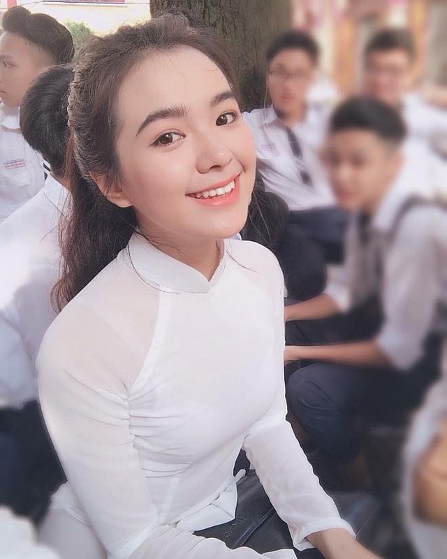 Vẻ đẹp của nữ sinh mang ba dòng máu Việt - Trung - Thái - 3 Những khoảnh khắc Thiên Trang thướt tha diện áo dài trắng được chia sẻ rầm rộ trên mạng và nhận được “cơn mưa” lời khen. Cũng chính vì thế mà nhiều người trìu mến đặt cho Trang biệt danh “thiên thần áo dài trắng”.