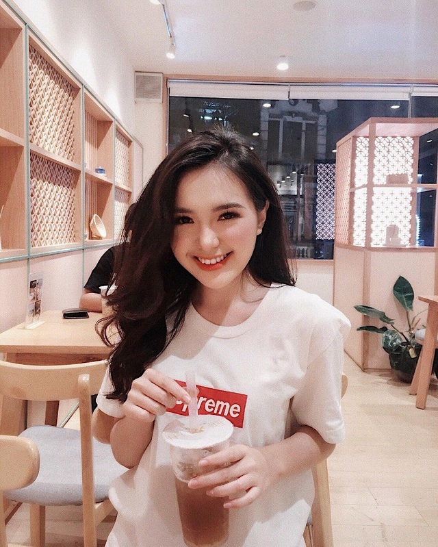 Vẻ đẹp của nữ sinh mang ba dòng máu Việt - Trung - Thái - 9 Mục tiêu trước mắt của Trang là thi đỗ vào Học viện Báo chí và Tuyên truyền, ngành Marketing, tổ chức sự kiện. Nếu có thể cô bạn cũng sẽ thử sức thêm với kinh doanh.