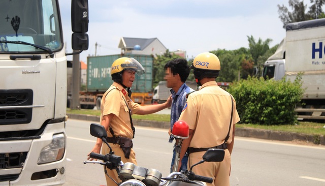 Bị CSGT xử phạt, tài xế xin thông cảm vì tháng… “xá tội vong nhân" - 6 Thậm chí có không ít tài xế than thở, nói rằng đang trong tháng 7 âm lịch, mùa “xá tội vong nhân” để mong CSGT thông cảm.