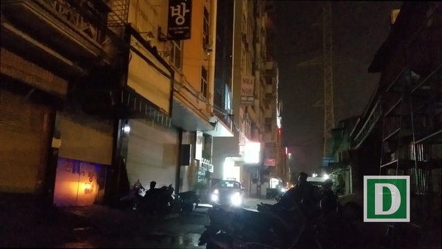 Đột kích "massage đế vương" trụy lạc bậc nhất Hà Nội (Kỳ 1) - 2
Quán massage ở ngõ 1 Đình Thôn trong tình trang cửa cuốn đóng hờ. Mỗi khi có khách, nhân viên bảo vệ mới bấm cửa kéo lên cho khách vào bên trong.