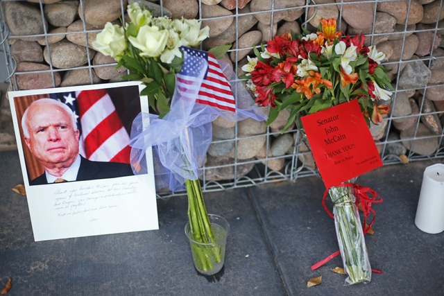 Người Mỹ tiếc thương ông John McCain - 4
Lễ truy điệu Thượng nghị sĩ John McCain dự kiến diễn ra vào ngày 2/9 theo giờ địa phương tại nhà nguyện thuộc Học viện Hải quân Mỹ - nơi ông McCain từng theo học. Trước đó 1 ngày, lễ tưởng niệm ông McCain sẽ diễn ra ở Nhà thờ quốc gia ở thủ đô Washington.