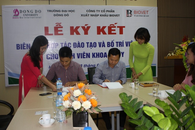 Xét tuyển 50 chỉ tiêu ngành Thú y Đại học hệ chính quy đợt 2 năm 2018 - 2019 - 1
Ông Nguyễn Văn Năm (ngồi bên trái) - giám đốc công ty cổ phần xuất nhập khẩu BIOVET và thầy giáo TS. Dương Văn Hòa - Hiệu trưởng Trường ĐH Đông Đô, ký biên bản hợp tác đào tạo và bố trí việc làm cho sinh viên khoa Thú y.