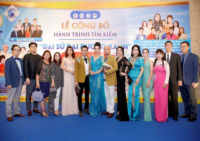 Nam vương Huy Hoàng kêu gọi mọi người chung tay vì môi trường biển hải đảo - 1 Nam vương Huy Hoàng, NSƯT Trịnh Kim Chi cùng các khách mời tại đêm công bố diễn ra vào ngày 25.8 vừa qua.