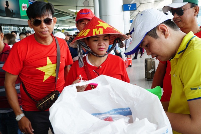 Người hâm mộ lên đường “tiếp lửa” Olympic Việt Nam - 2 Người hâm mộ lên đường “tiếp lửa” Olympic Việt Nam - 2