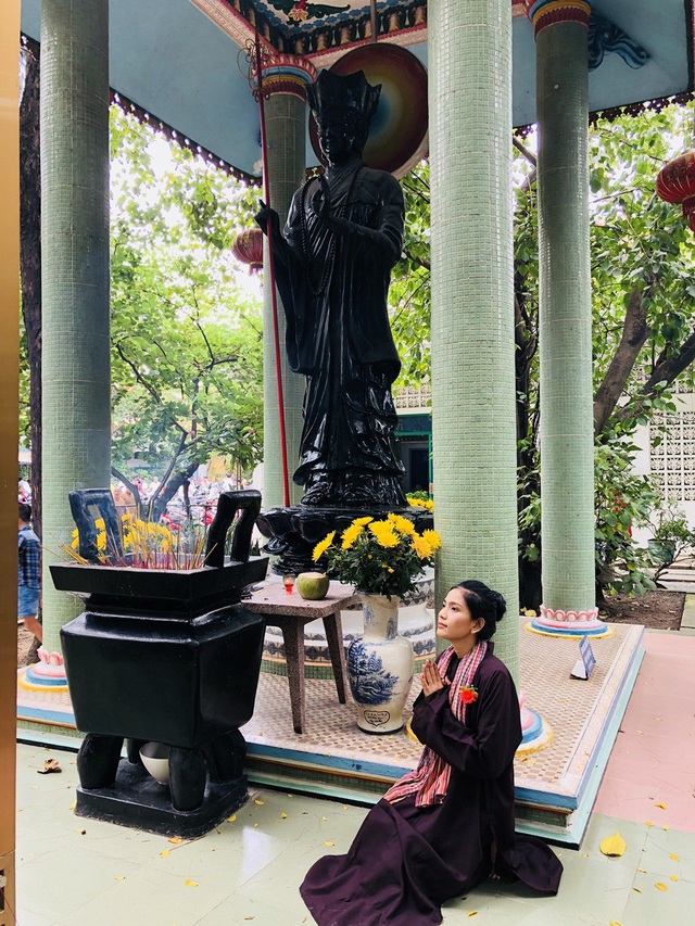 Trương Thị May là nghệ sĩ hiếm hoi của làng showbiz ăn chay trường, cô cầu nguyện trong mùa lễ Vu Lan.